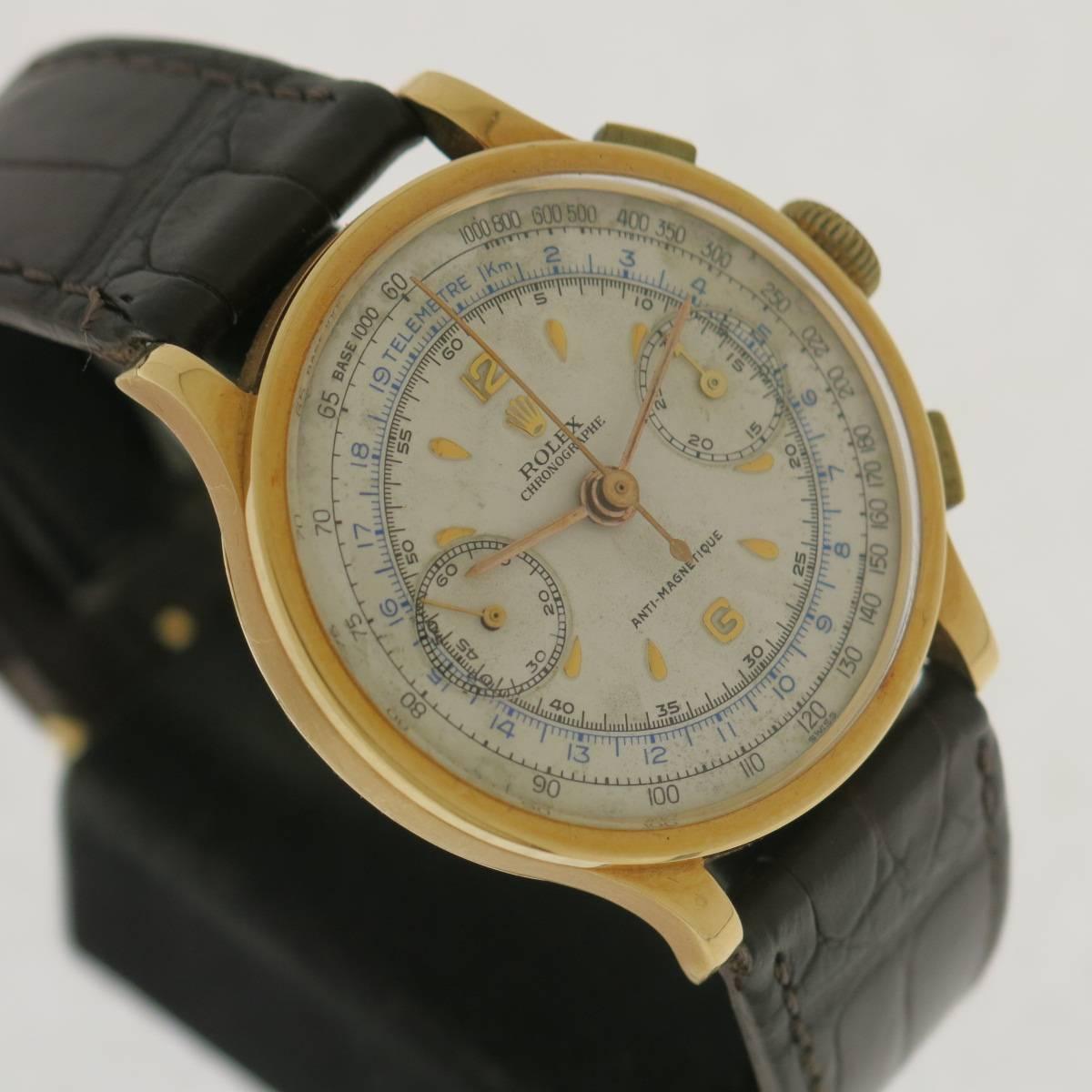 Unusual and stunning conditions 18 KT. yellow gold chronograph wristwatch.
Produced in the '40 in a few examples with a beautiful white dial with applied gold indexes and battons hands.