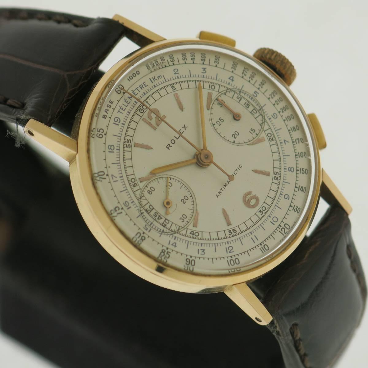Unusual and very rare 18 Kt. pink gold circular case,a square shape button chronograph snap on back in very good conditions wristwatch.
Produced for the '40 in a few examples with beautiful silvered dial with applied gold indexes and baton hands.