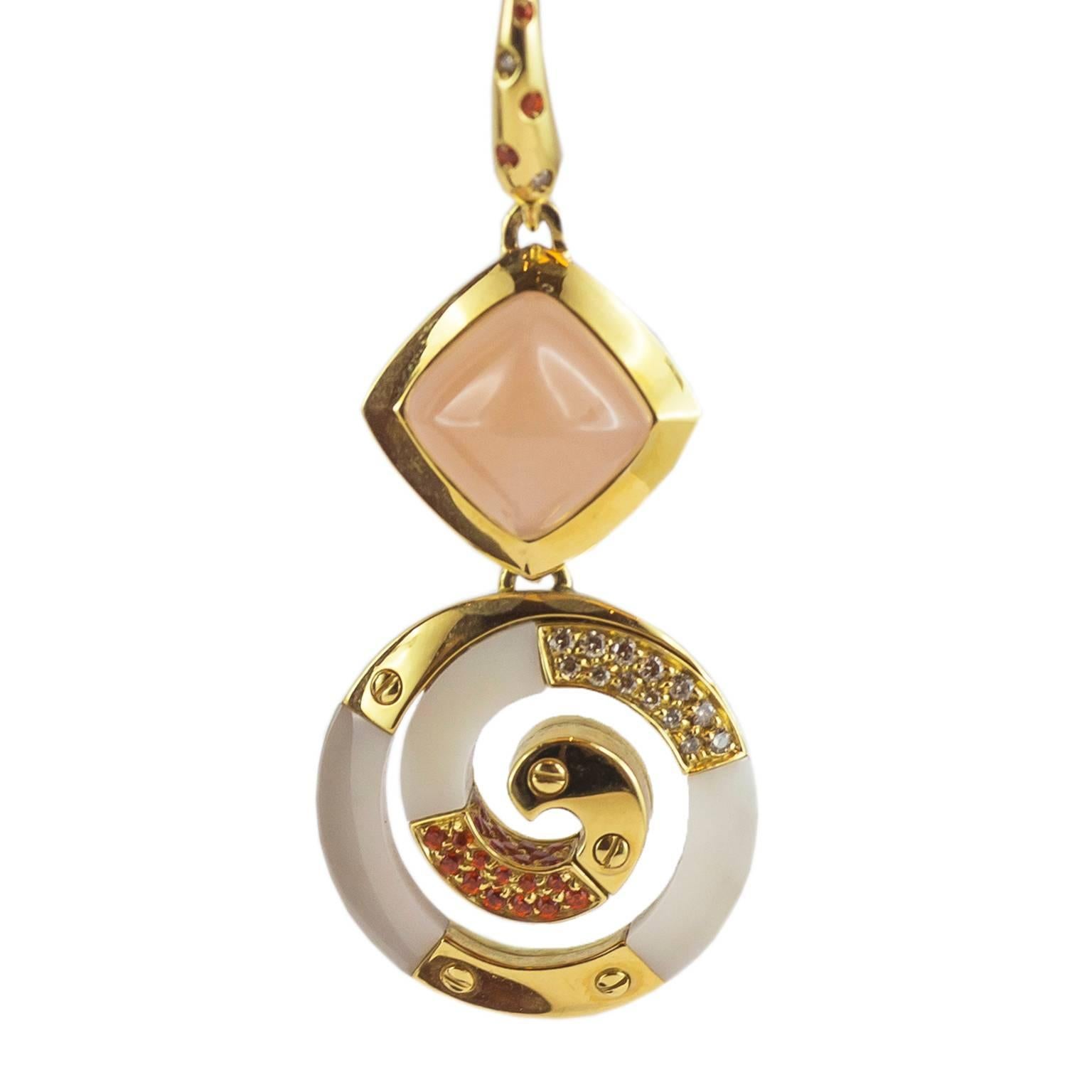 18 Karat yellow gold earrings in nouveau style with soft colors. Along the pendant we find a very beautiful pink quartz stone followed by a spiral of bright white kogolong, semiprecious stones and 18 Karat yellow gold.