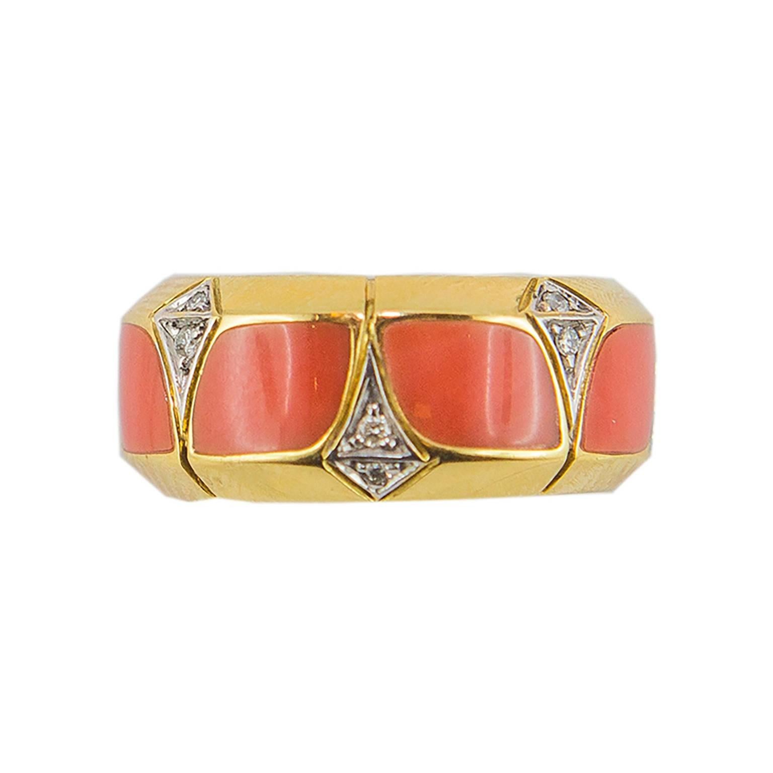 An everyday yet elegant 18KT yellow gold band with a coral petal motif and diamonds details.