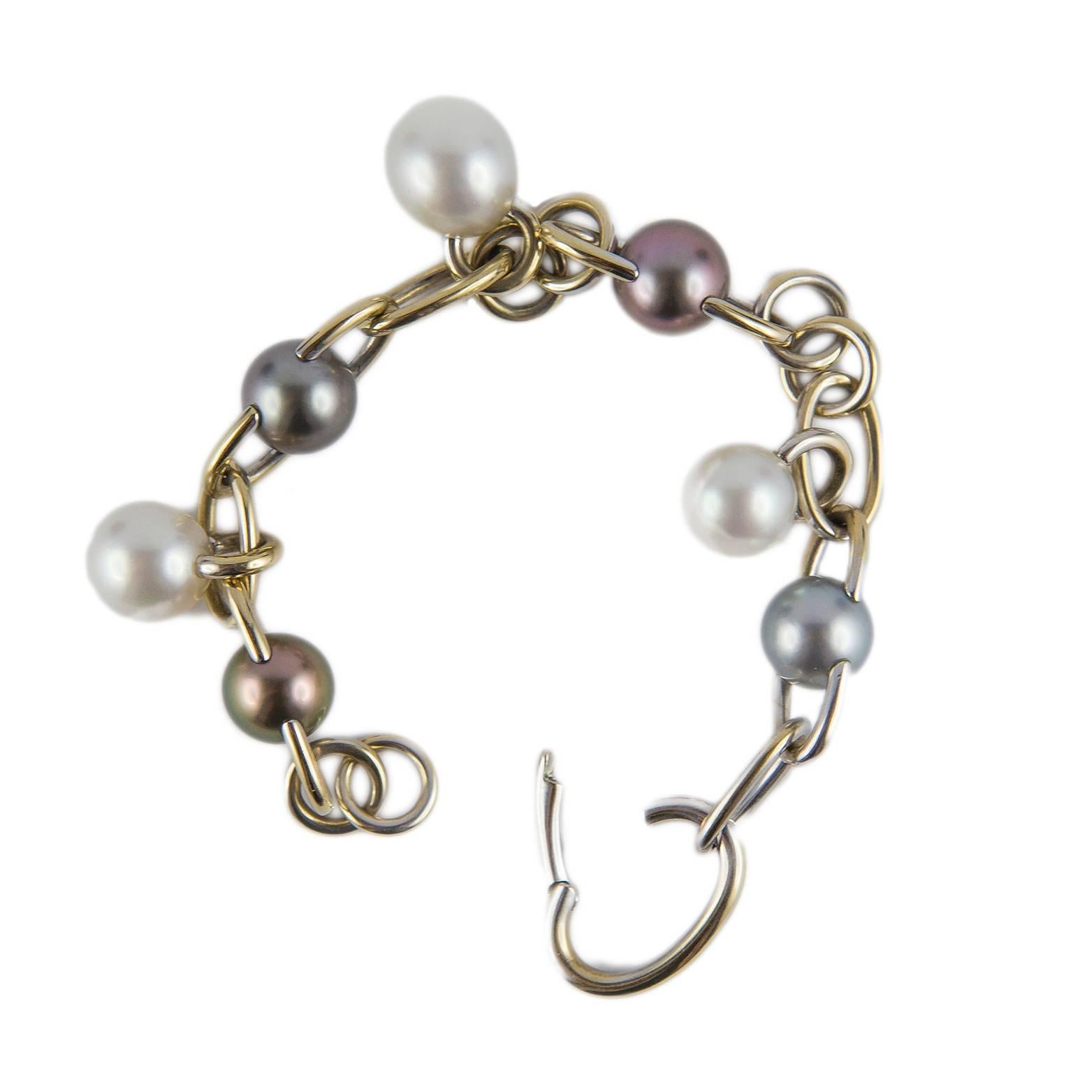 Elegant 18 Karat white gold chain bracelet with very high quality white and grey pearls.