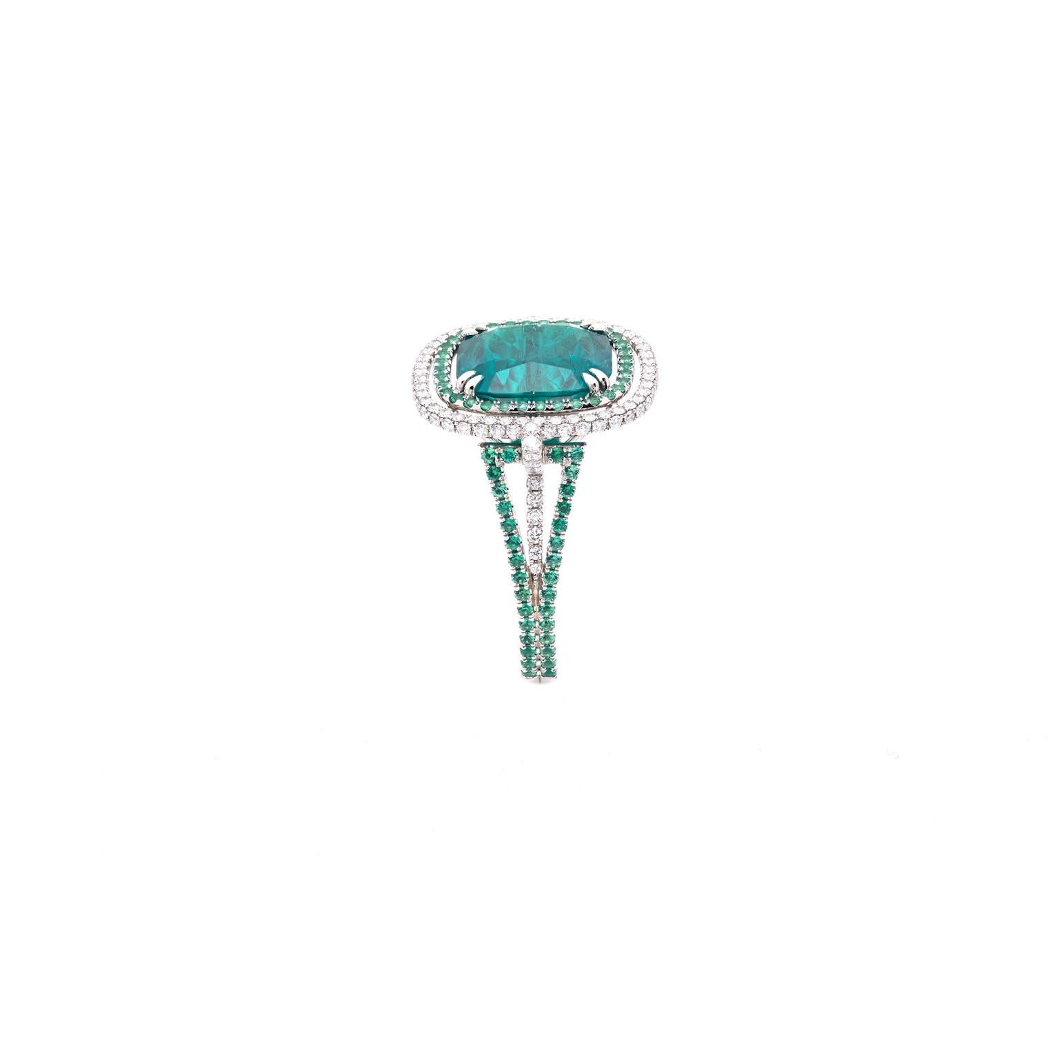 Modern Certified 5.37 Carat Colombian Natural Emerald Diamonds Ring For Sale