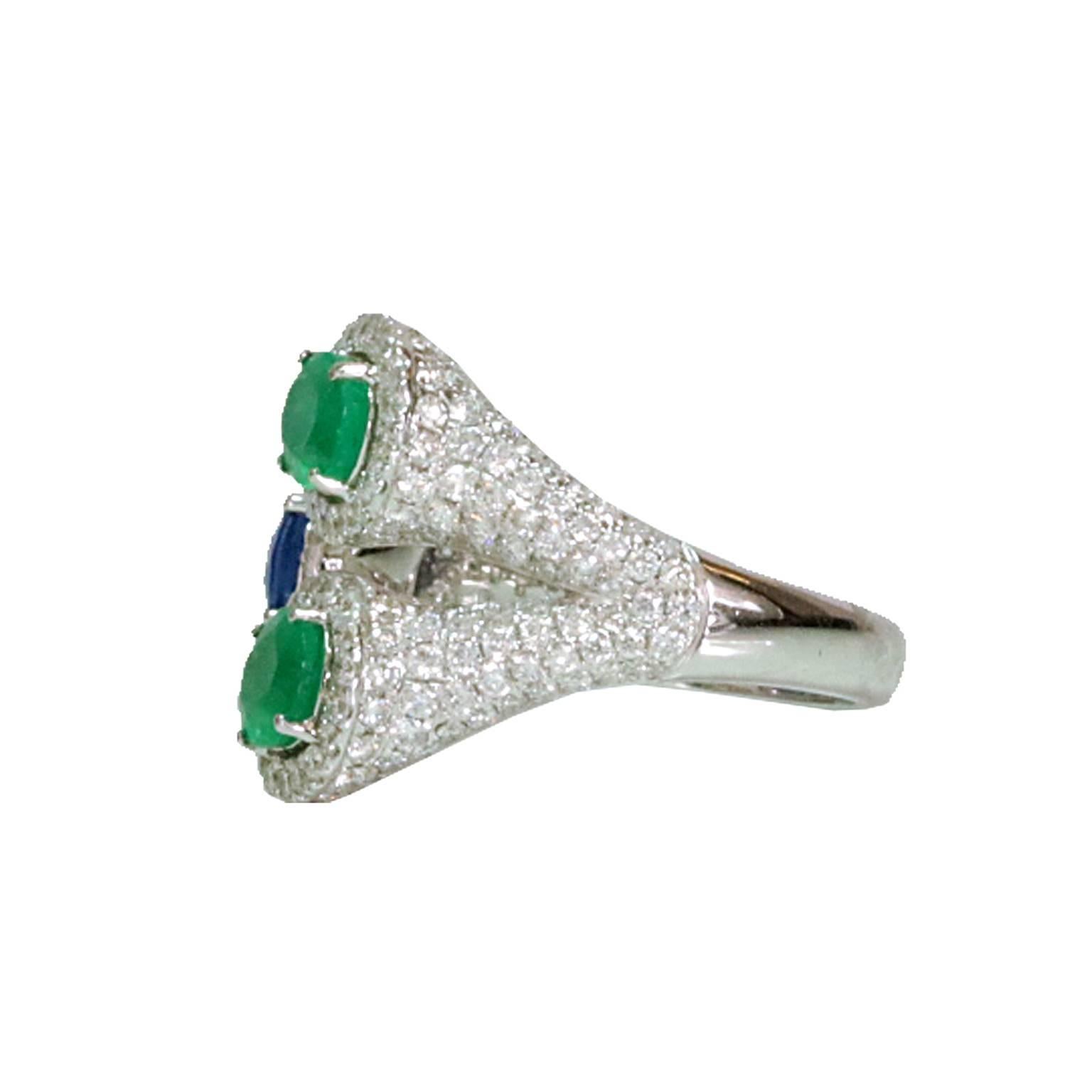 Blue Sapphire Emerald Diamond Ring In New Condition For Sale In New York, NY