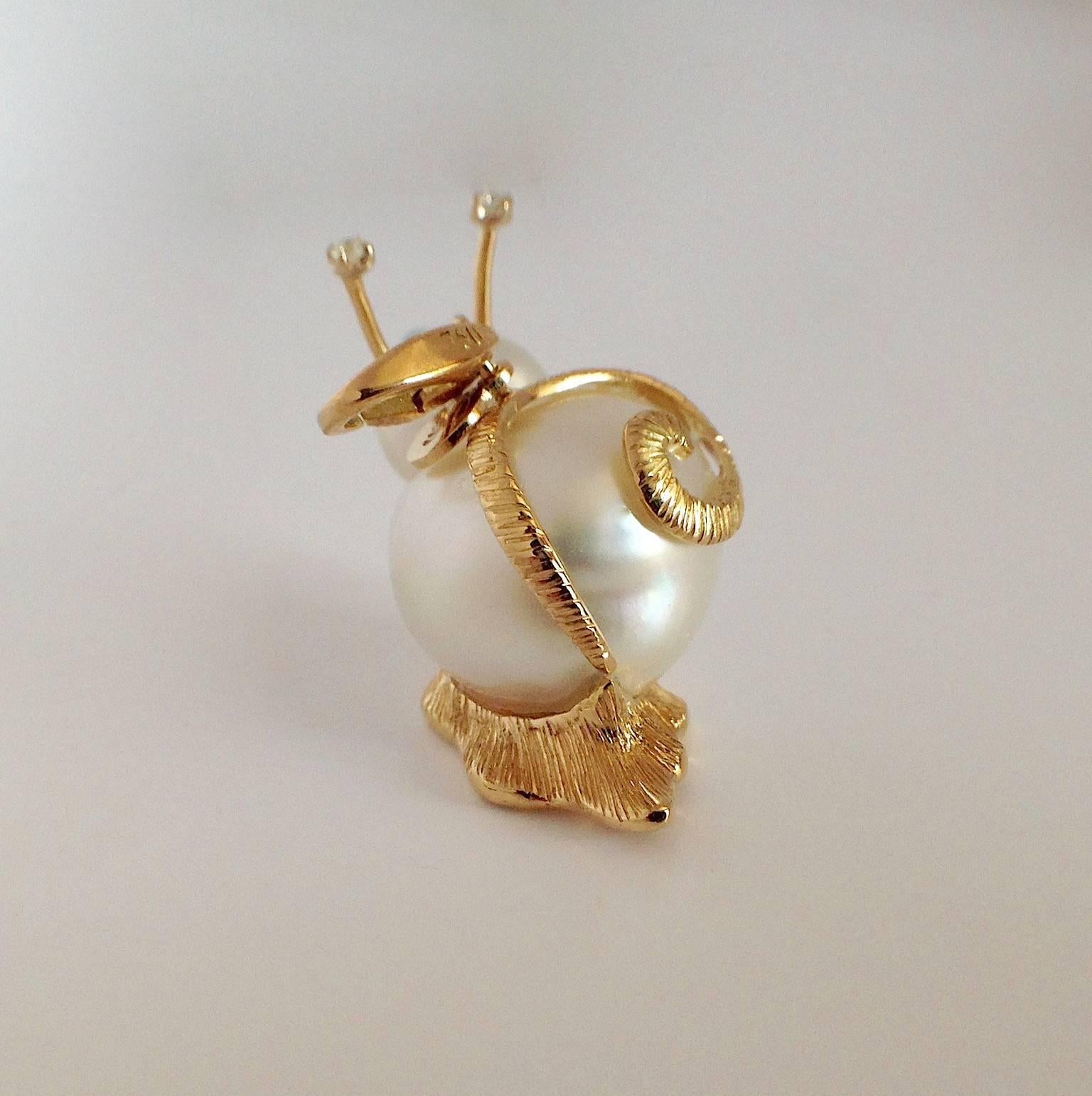 This is a very amazing  ct 26.38 Australian pearl. 
Its shape is so unique to inspired me to make a snail. On the top of their golden tentacles I set a diamond each one, in total they are ct 0.04.
The golden foot of the snail is hand-engraved.
The