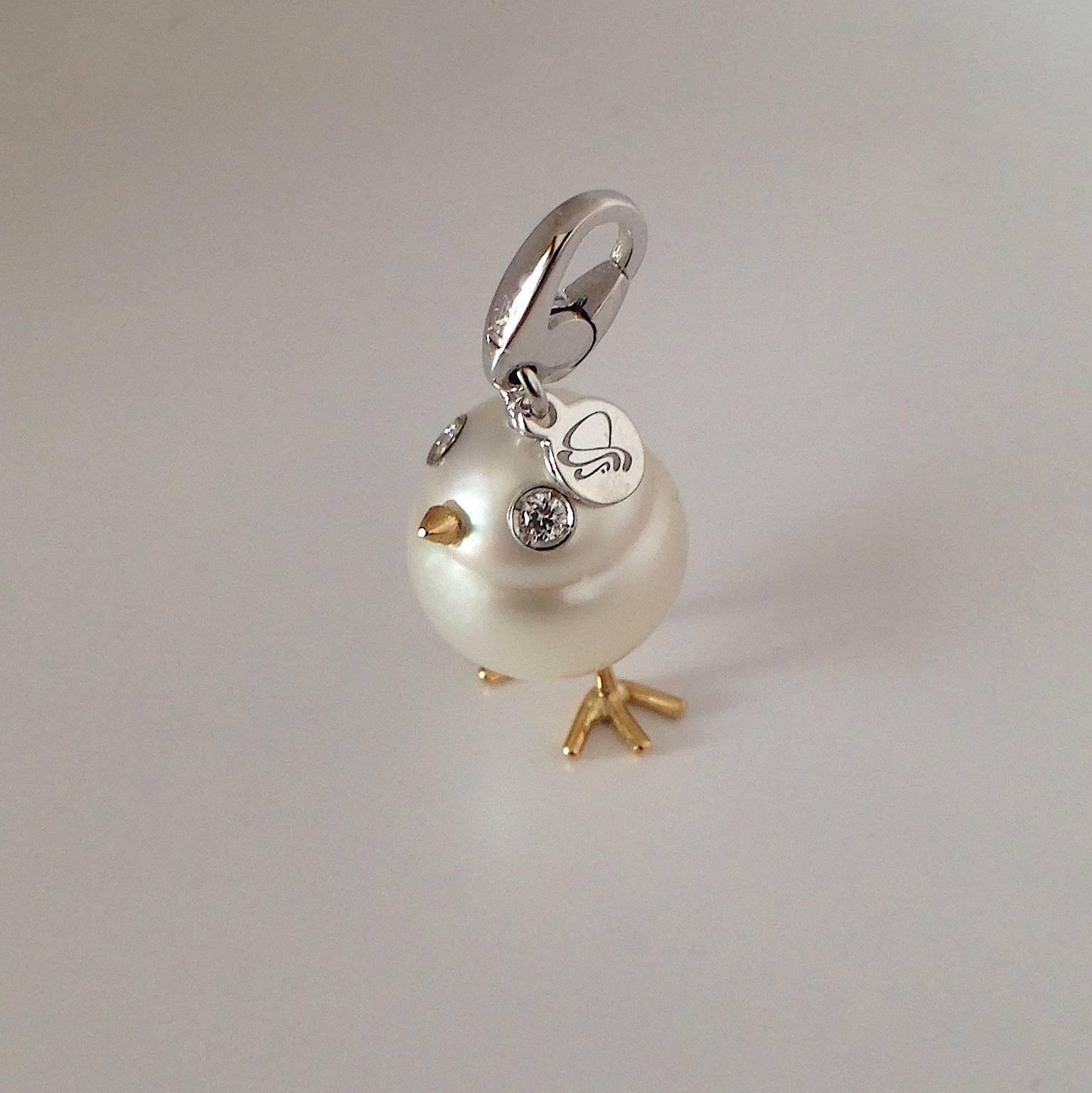 A spherical rare Australian pearl has been carefully crafted to make a chick. He has his two legs, two eyes encrusted with two white diamonds and his golden beak. The ring for the necklace is a carabiner so it can be worn also as a beautiful charm