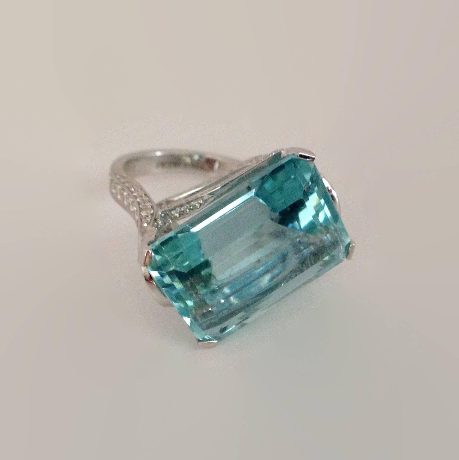 Cocktail 17.84 Carat Aquamarine White Diamond 18Kt Gold Two in One Ring In New Condition In Bussolengo, Verona