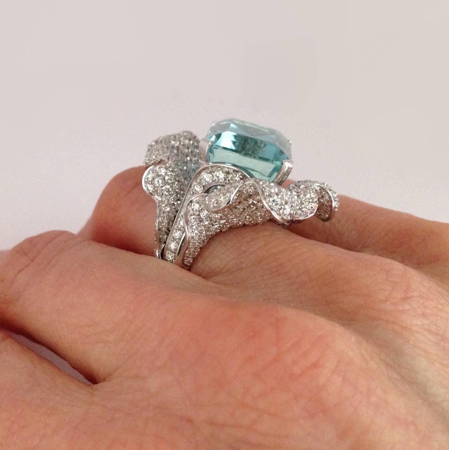 Cocktail 17.84 Carat Aquamarine White Diamond 18Kt Gold Two in One Ring 3