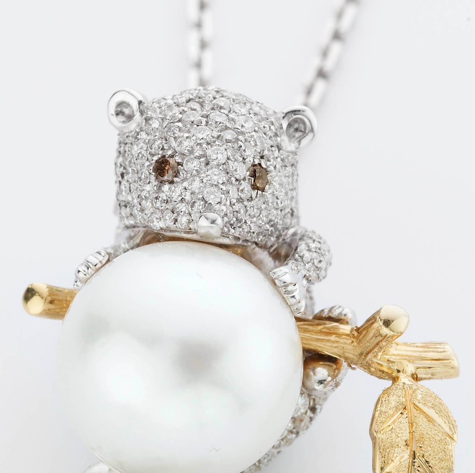 18Kt Gold Animal Stoat White Diamond SouthSea Pearl Pendant Necklace Made in Italy
This is a very beautiful pendant inspired by nature. It is a white gold stoat covered with diamonds on a yellow gold handmade engraved branch holding a spherical