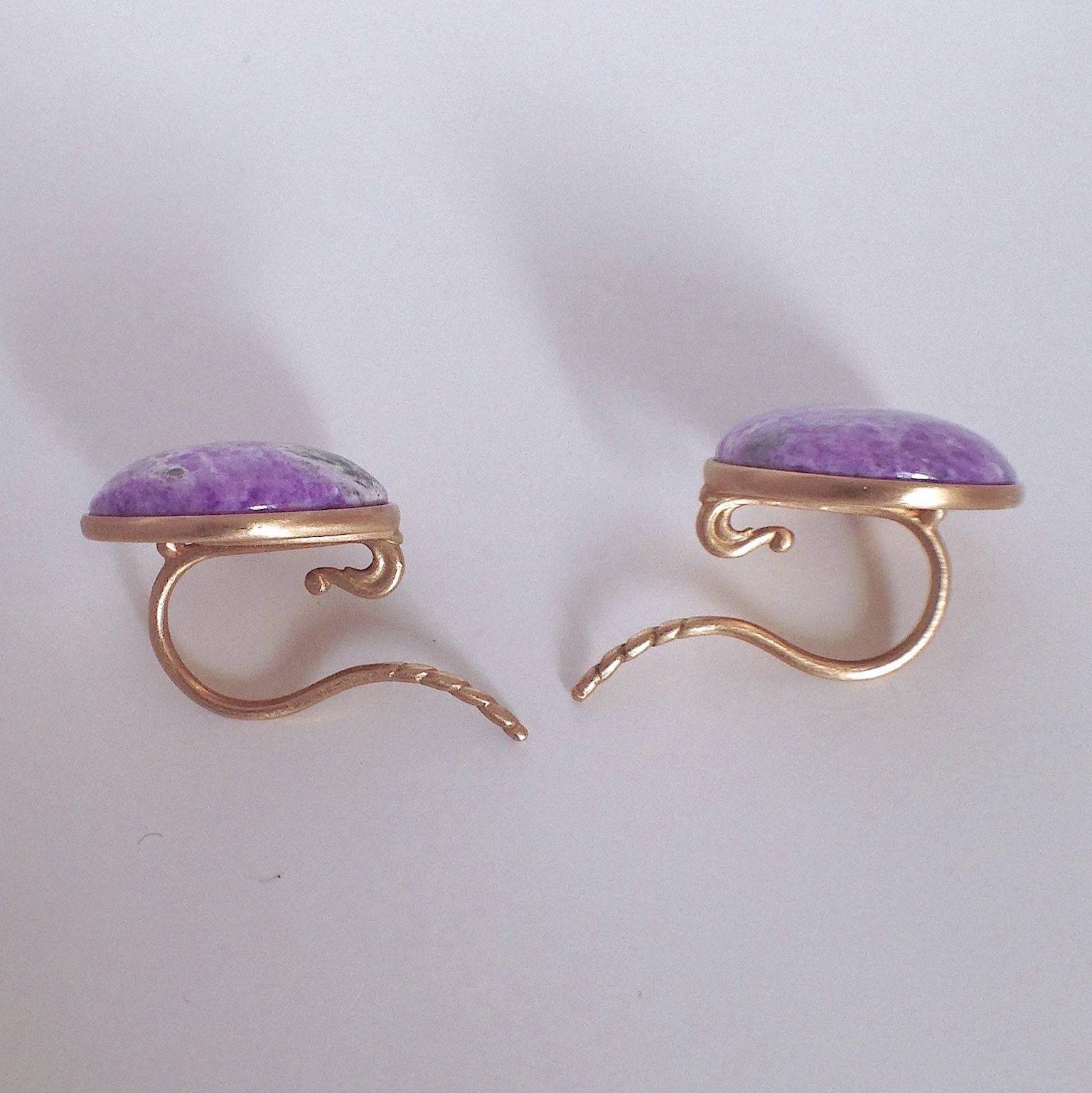 Roman Style Sugelite Amethyst Red 18Kt Gold Stud and Dangle Drop Earrings  In New Condition For Sale In Bussolengo, Verona