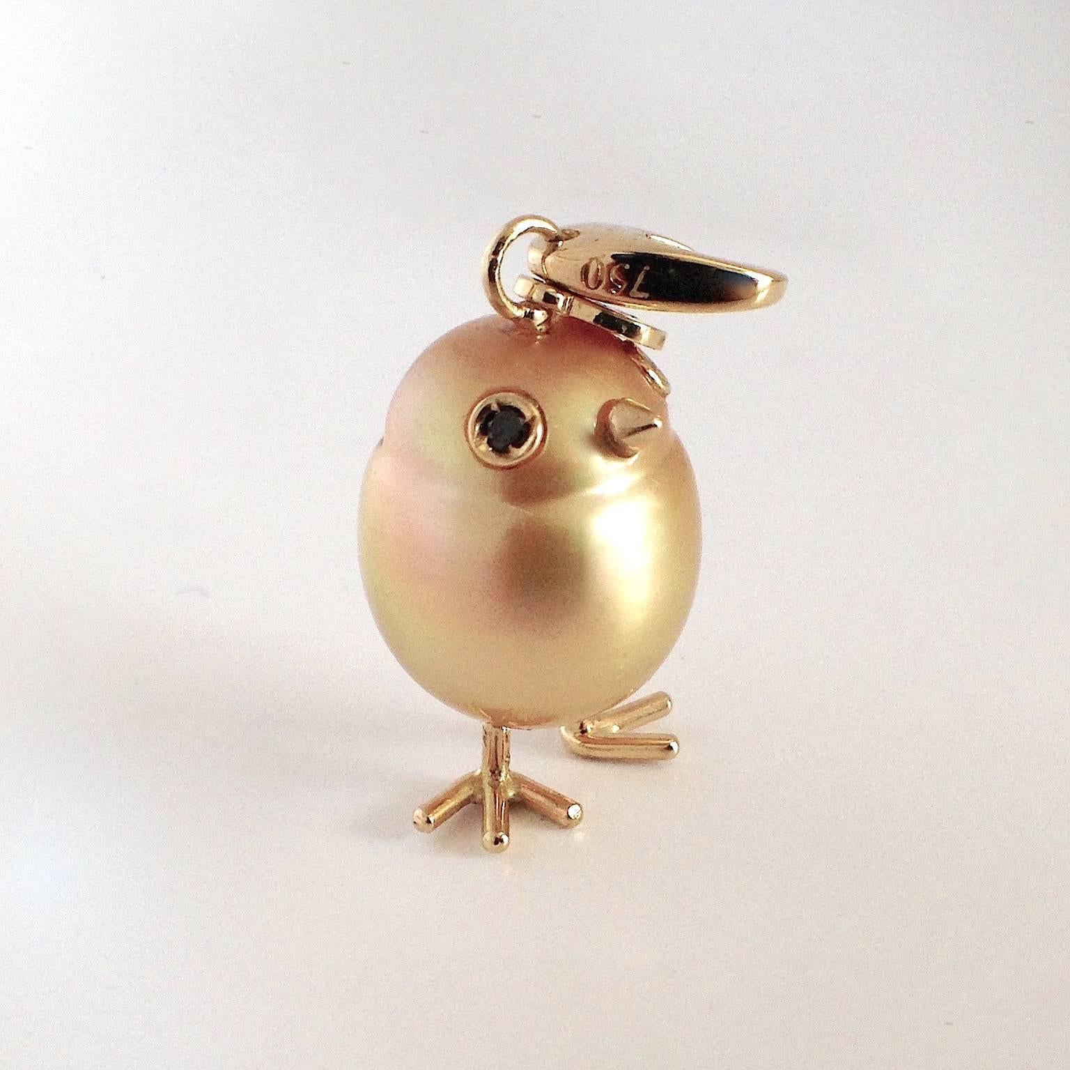 A yellow Australian pearl has been carefully crafted to make a chick. He has his two legs, two eyes encrusted with two black diamonds and his golden beak. The ring for the necklace is a carabiner so it can be worn also as a beautiful charm on a