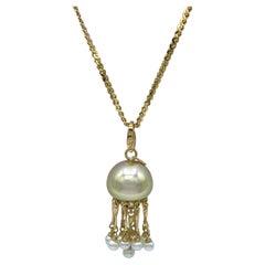 Medusa-Anhänger aus 18-Karat-Gold mit einer Südseeperle und Süßwasserperlen