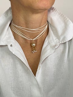 Medusa-Anhänger aus 18-Karat-Gold mit einer Südseeperle und Süßwasserperlen