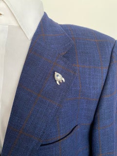 Alfiler de solapa con forma de misil, de oro de 18 quilates, con perla australiana y zafiro azul/naranja
