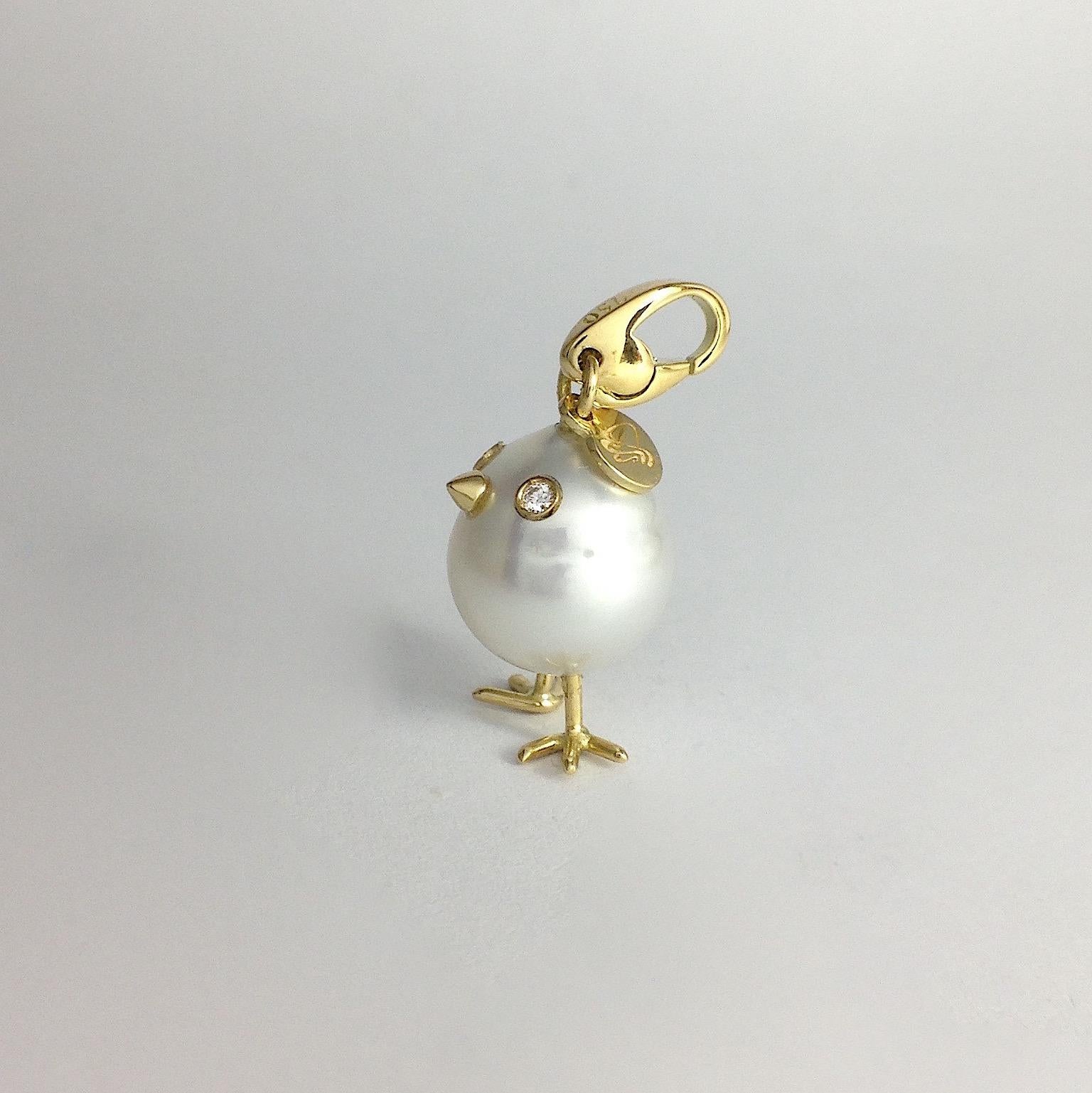 A spherical rare Australian pearl has been carefully crafted to make a chick. He has his two legs, two eyes encrusted with two white diamonds and his golden beak. The ring for the necklace is a carabiner so it can be worn also as a beautiful charm