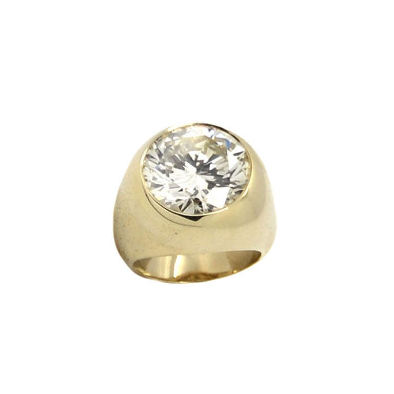 Gelbgold 18K. Der Diamant 10,32 Karat, Farbe Q, Reinheit SI1. Beigefügt ist eine Bescheinigung.