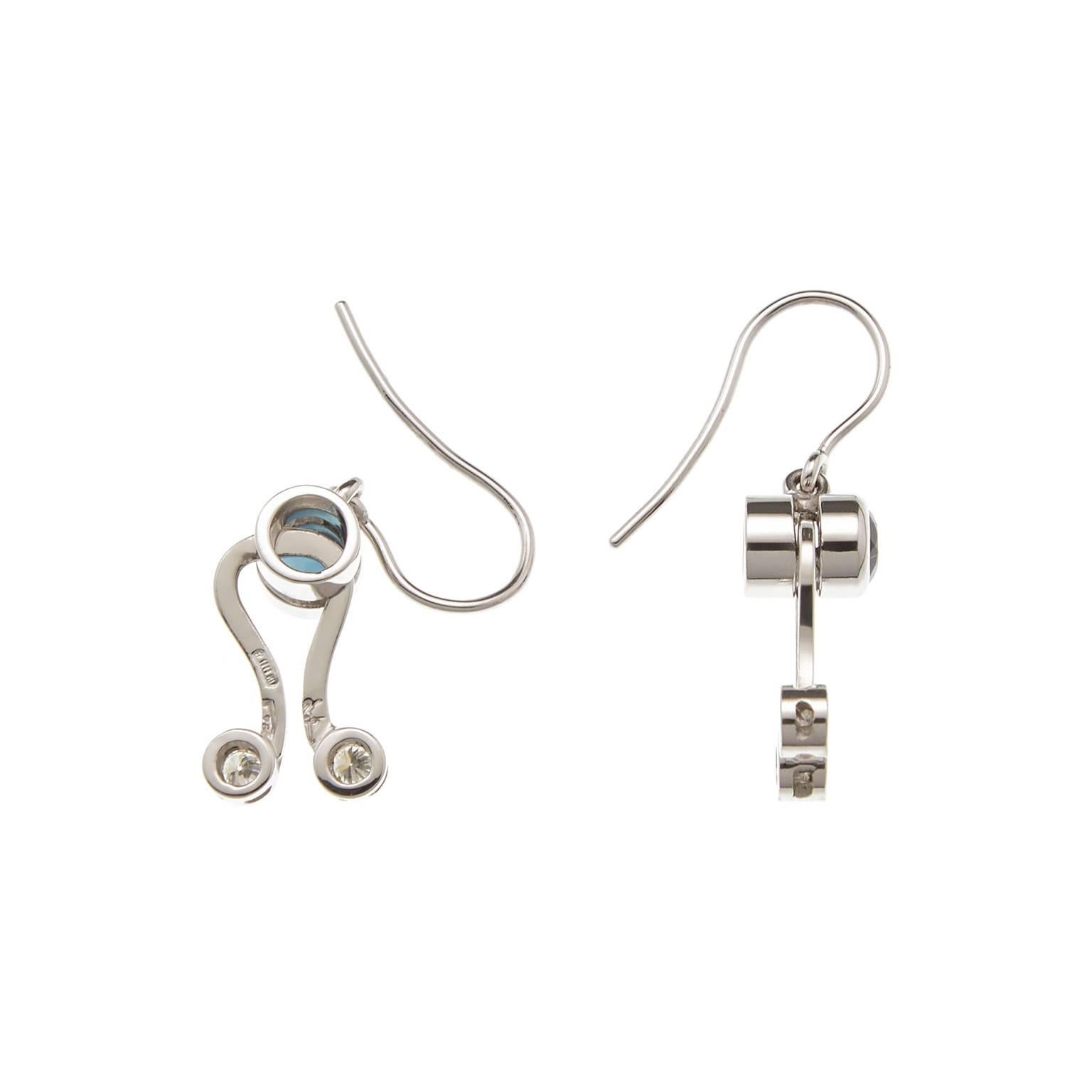 Micro drop earrings in 18 karat white gold from the Microcosmos Series, are devised as a game, a construction or a sophisticated aerial mobile. Shapes attached to gold settings dangle lightly on the ear, their geometry pierced by diamonds (0,2