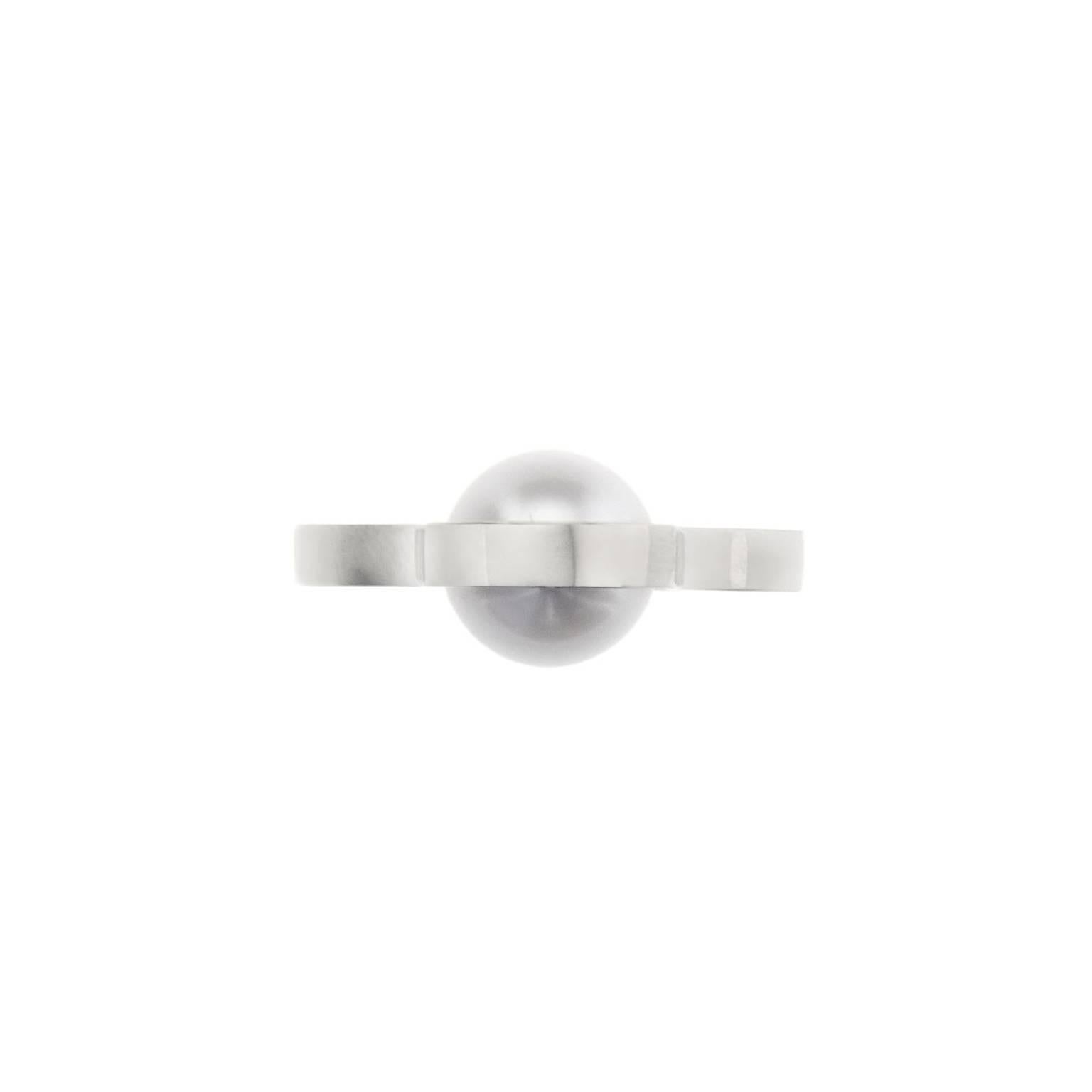 Nakkar Series ring in 18 karat white gold with Japanese cultured pearl. To be ordered, lead time 5 weeks. Made by hand in Nathalie Jean's Milan atelier.