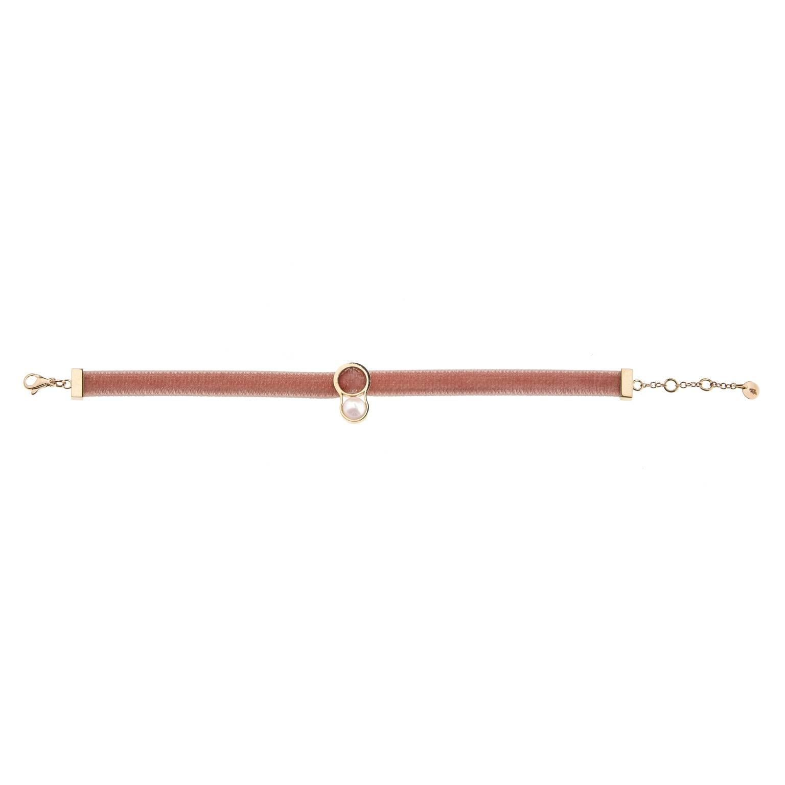 Nakkar Series contemporary bracelet in 18 karat rose gold with Japanese cultured pearl and double-faced Japanese velvet ribbon, flesh pink color. Adjustable length 150 to 180 mm.
To order, lead time 5 weeks. Also available on 1stdibs bracelets in