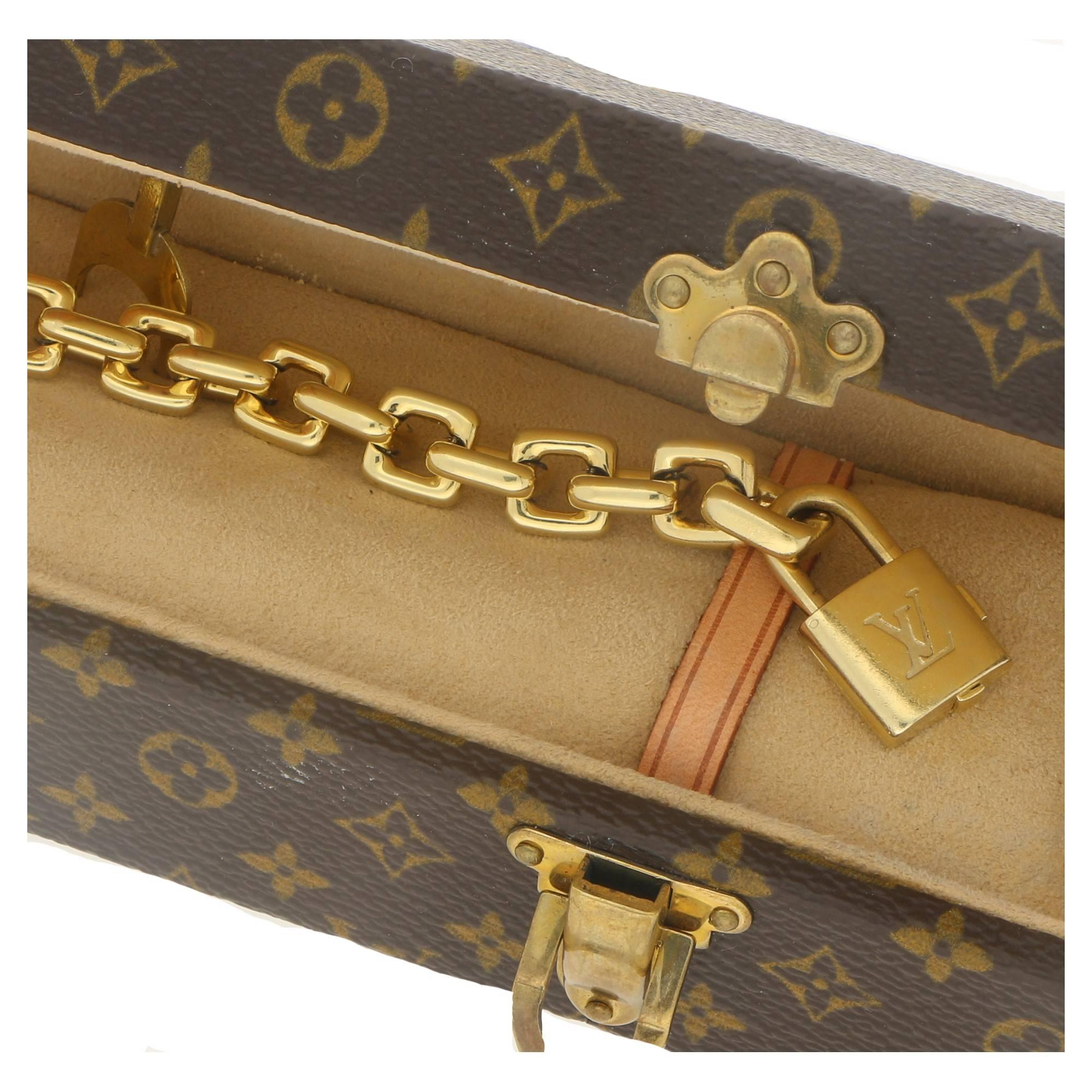 A chunky heavy square link signed Louis Vuitton bracelet, comes in original box. A fabulous vintage charm bracelet in 18k yellow gold featuring a functional padlock.

Length: 205mm
