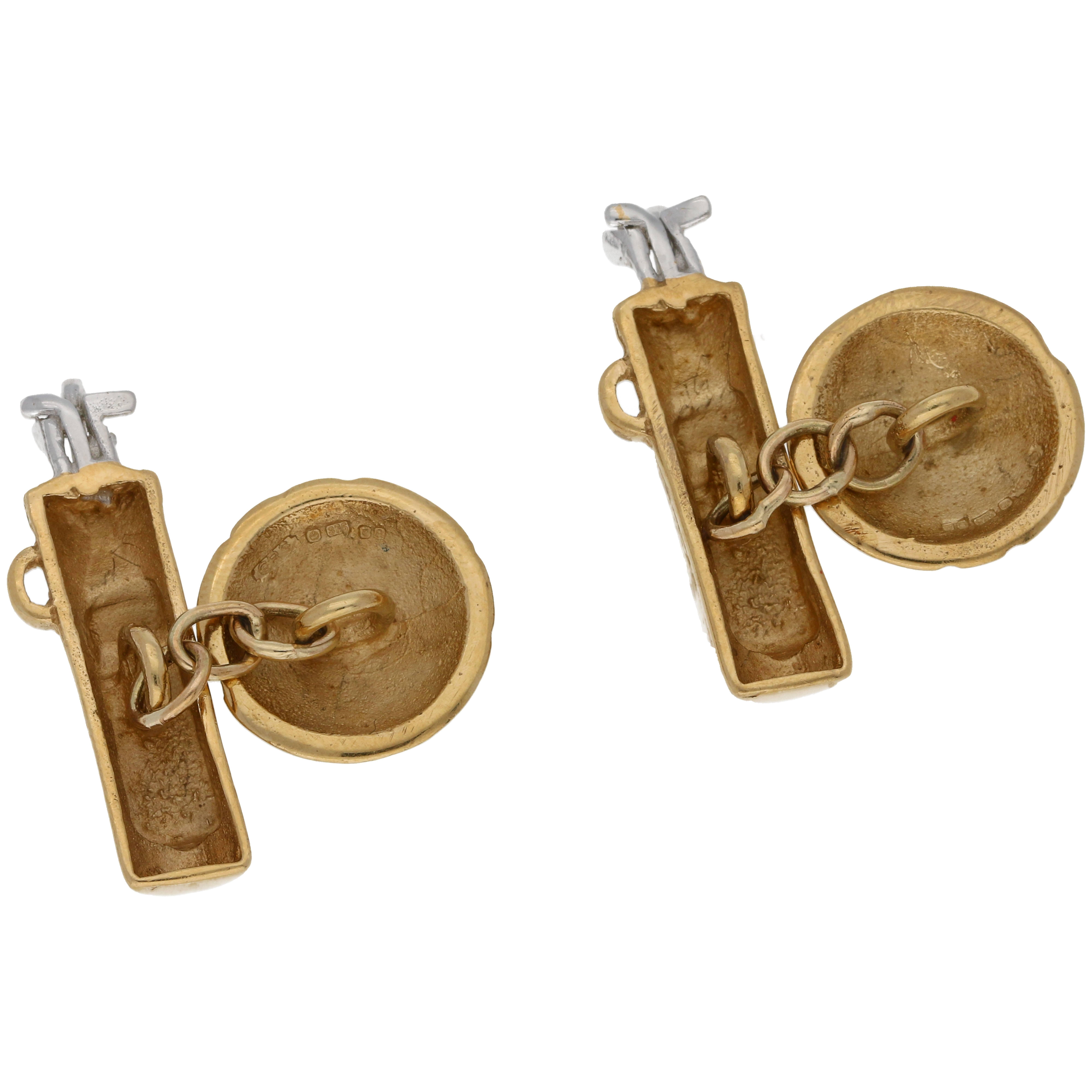 A delightful pair of 9ct yellow and white gold golf bag and ball cufflinks. With one side depicting a golden golf bag with white gold clubs, and the other a domed and dimpled golf ball. On a three chain link fitting.