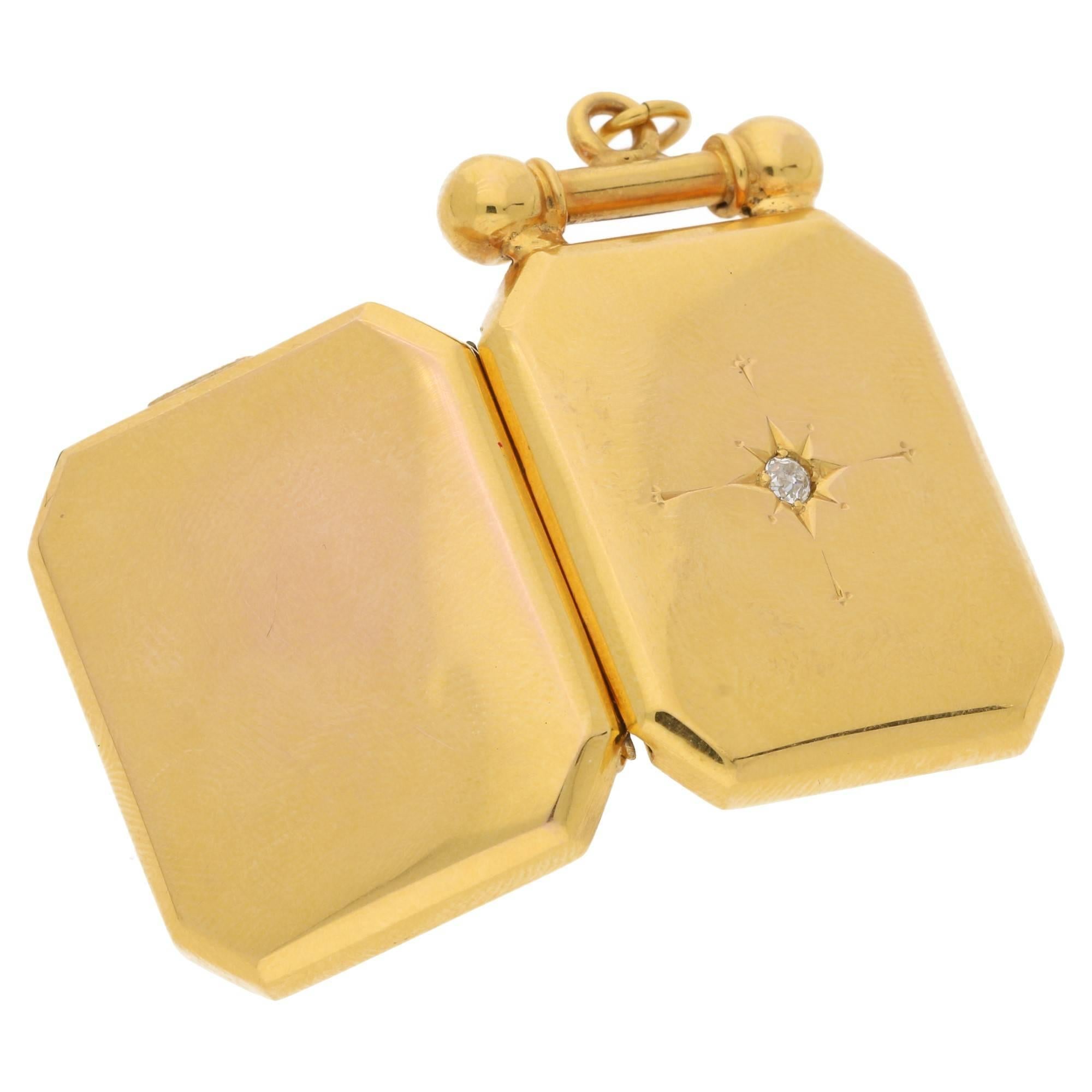 Victorian 15 Karat Gold Locket Set with Diamond In Excellent Condition In London, GB