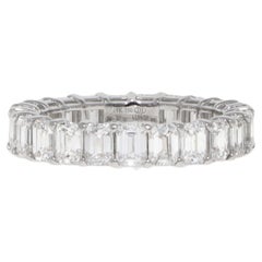Bague éternité contemporaine sertie d'un diamant taille émeraude de 4,44 carats