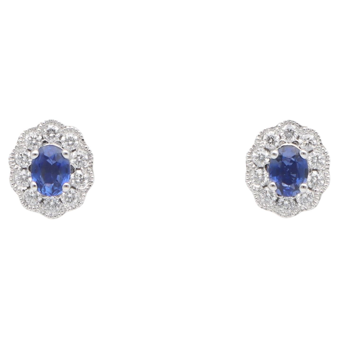 Orecchini a bottone contemporanei con zaffiro ovale da 0,46 ct e diamanti a grappolo