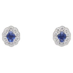Pendientes de botón contemporáneos con zafiro ovalado de 0,46 ct y diamantes en racimo