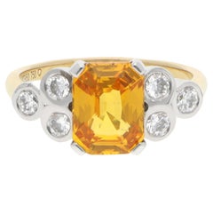 Anello contemporaneo con sette pietre: zaffiro giallo dorato da 2,60 carati e diamanti