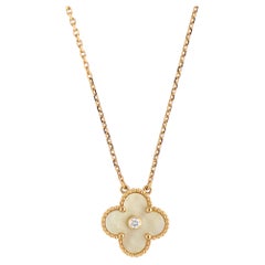 Colgante Alhambra de Van Cleef & Arpels con concha y diamantes, colección de Navidad de 2018