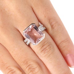 Bague vintage en forme de croix, sertie de morganite taille émeraude et de diamants