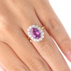 Anello contemporaneo certificato con zaffiro rosa ovale non trattato termicamente da 4,03 ct e diamanti a grappolo