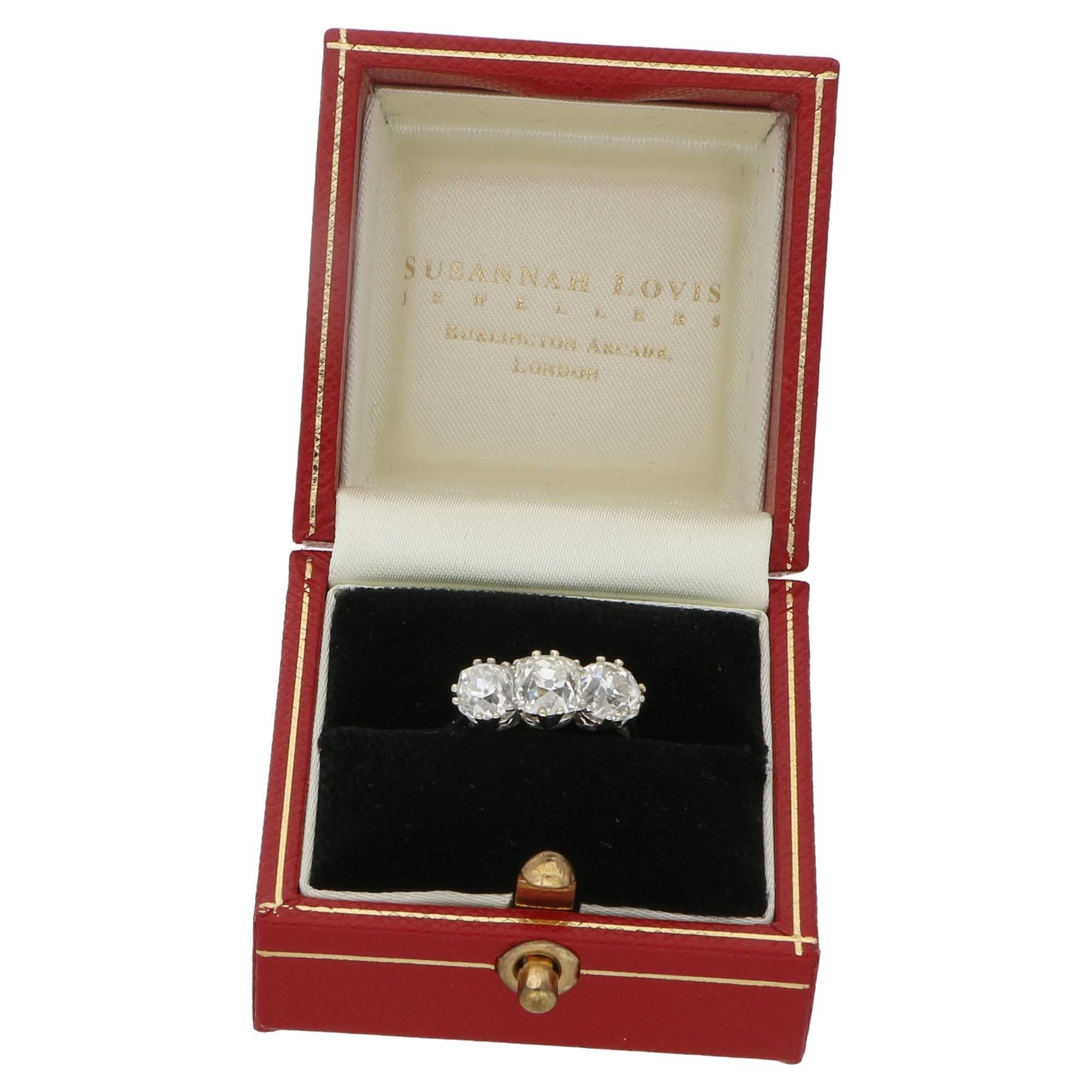 Antique Edwardian Three-Stone Diamond Platinum  Ring In Excellent Condition In London, GB