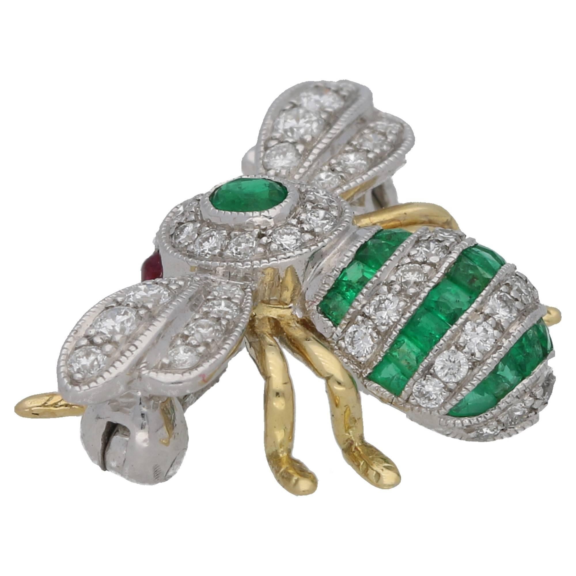 Emerald Diamond Set Bee Brooch in Gold In New Condition In London, GB