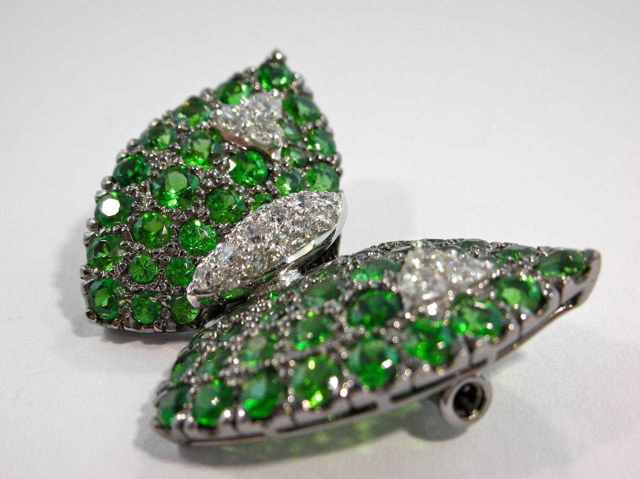 Jona Tsavorite White Diamond 18k White Gold Butterfly Pin Brooch In New Condition In Torino, IT