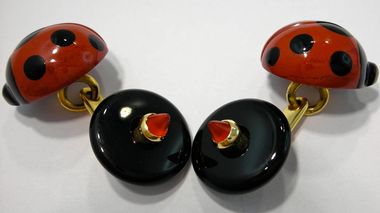 Hand carved red jasper, with onyx spot inserts, ladybug 18k gold mounted pair of cufflinks, designed and crafted in Italy by Jona.

Measurements:
Ladybug mm 13.10 x 11.25
Onyx Disc diameter mm 11.70