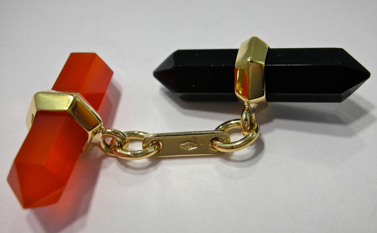 Alex Jona design collection, onyx and carnelian prism bar cufflinks mounted in 18 karat yellow gold. The gold cufflinks are 