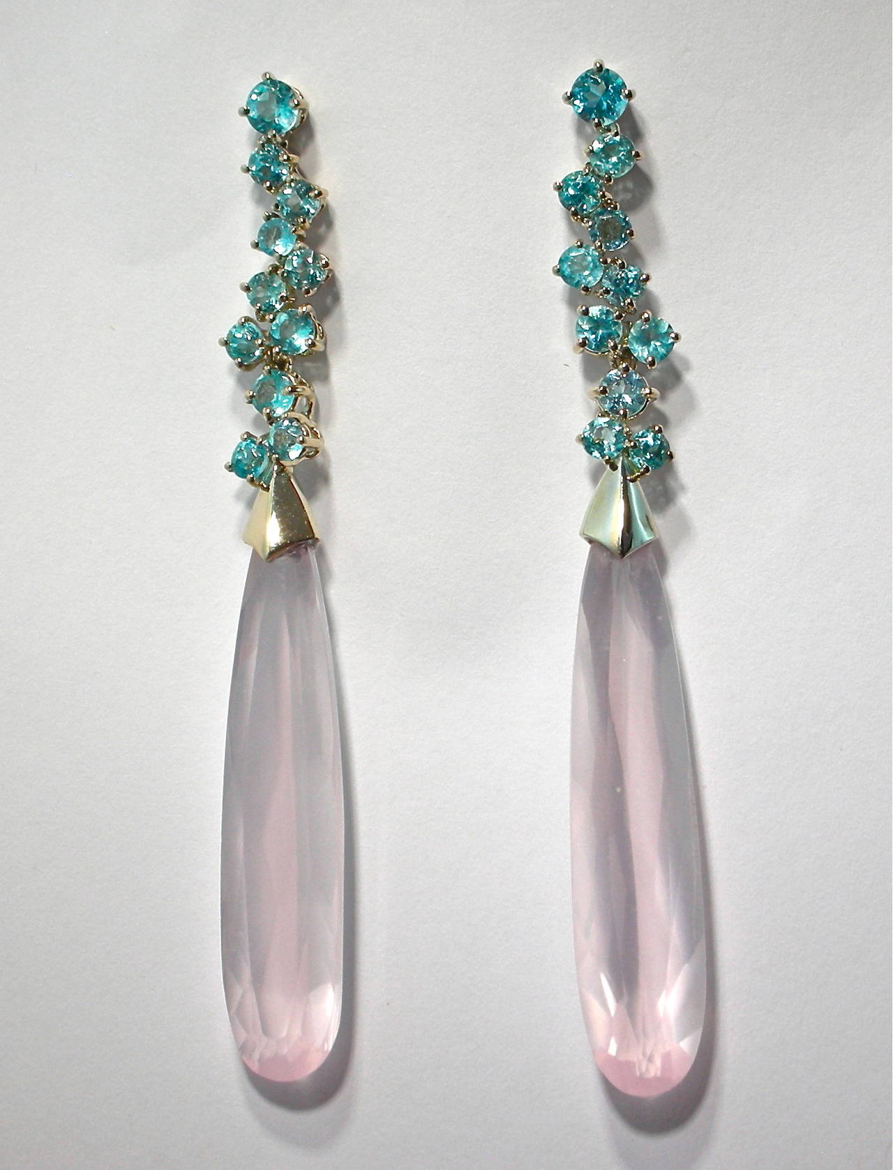 Jona design collection, pair of 18 karat white gold dangle pendant earrings featuring two elongated pink quartz faceted drops weighing 35,40 carats and     4,23 carats of round cut Apatite. Hand crafted in Italy by Jona
All Jona jewelry is new and