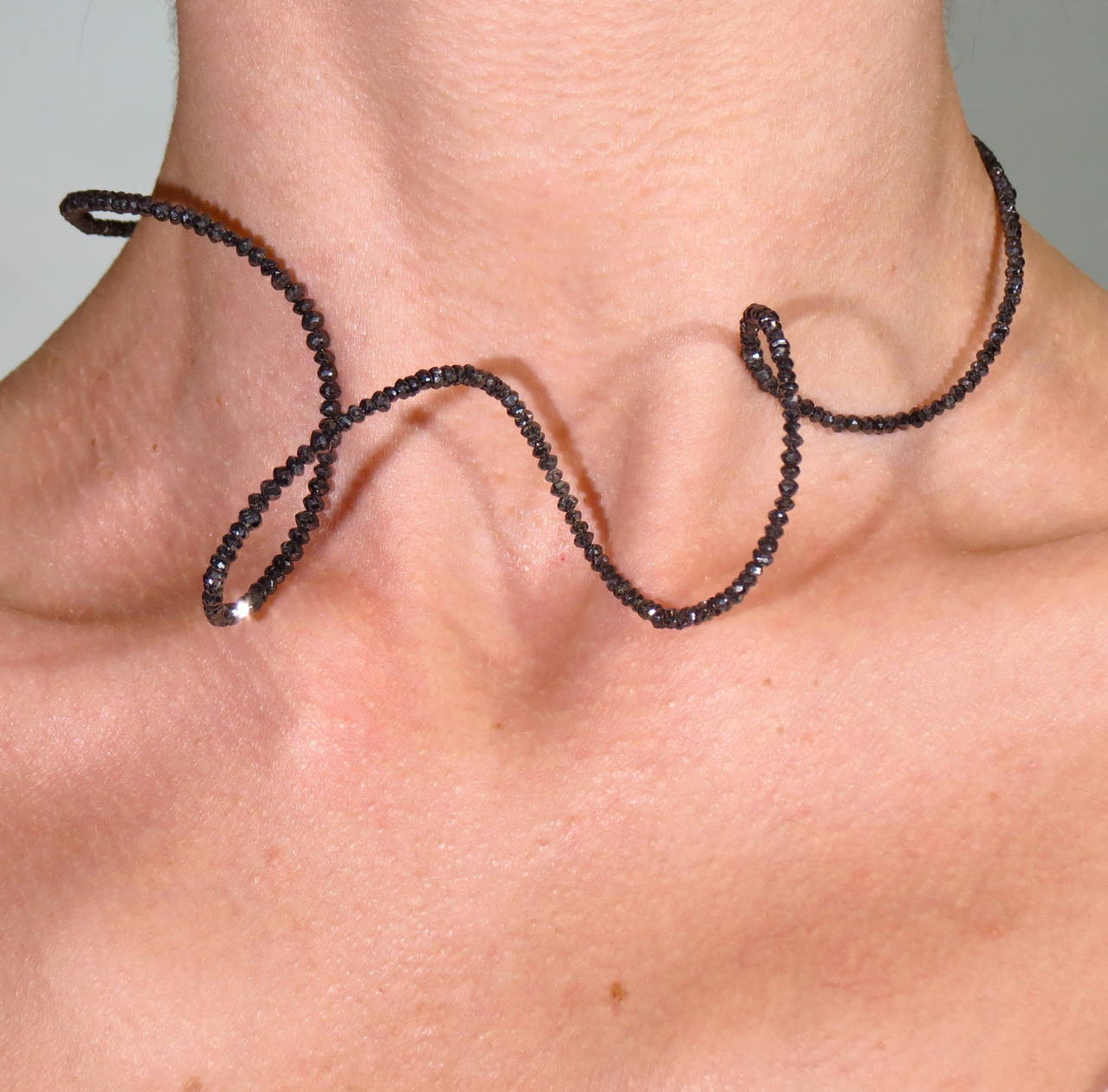 Jona Flexible Black Diamond Gold Briolette Choker Necklace In New Condition In Torino, IT