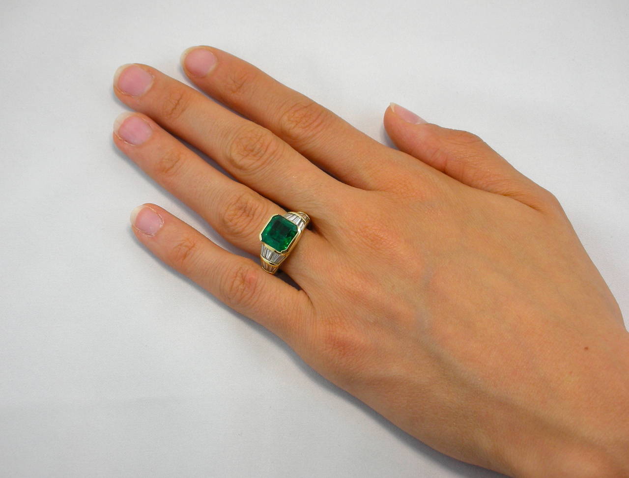 Jona Emerald Diamond Gold Band Ring In New Condition In Torino, IT