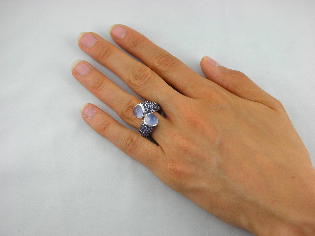 Jona Chalcedony Sapphire Gold Toi et Moi Ring In New Condition In Torino, IT