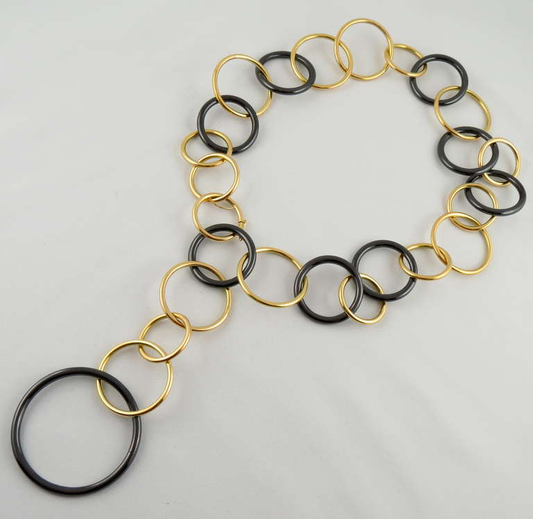 Contemporary Jona 18k Yellow Gold and High-Tech Black Ceramic Circle Link Necklace