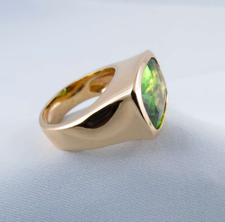 Jona Peridot Gold Ring In New Condition In Torino, IT