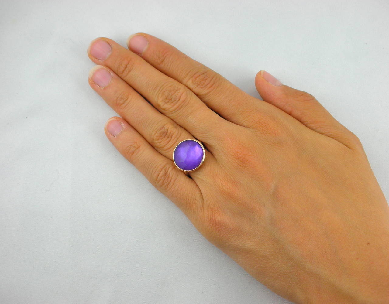 Jona Amethyst & Mother of PearlGold Ring In New Condition In Torino, IT