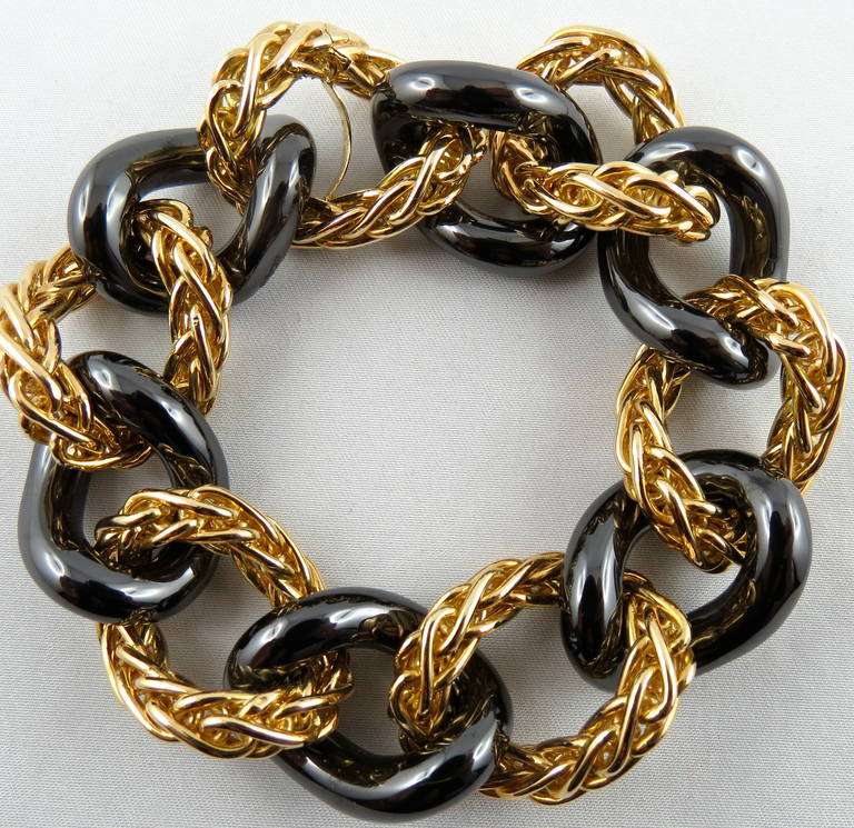 Jona design collection, hand crafted alternating 18k yellow gold and black high-tech ceramic curb-link bracelet.
With a hardness approaching that of diamond, high-tech ceramic is a highly
scratch-resistant material. Light and biocompatible, it is