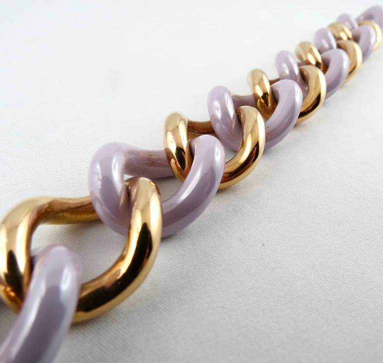 Hand crafted alternating 18k Rose gold and mauve high-tech ceramic curb-link bracelet by JONA

Hallmarks: Jona 750/°°°
Dimensions: W = 1.7, L = 20.6, H = 0.8.
Weight: gr 32.9

With a hardness approaching that of diamond, high-tech ceramic is a
