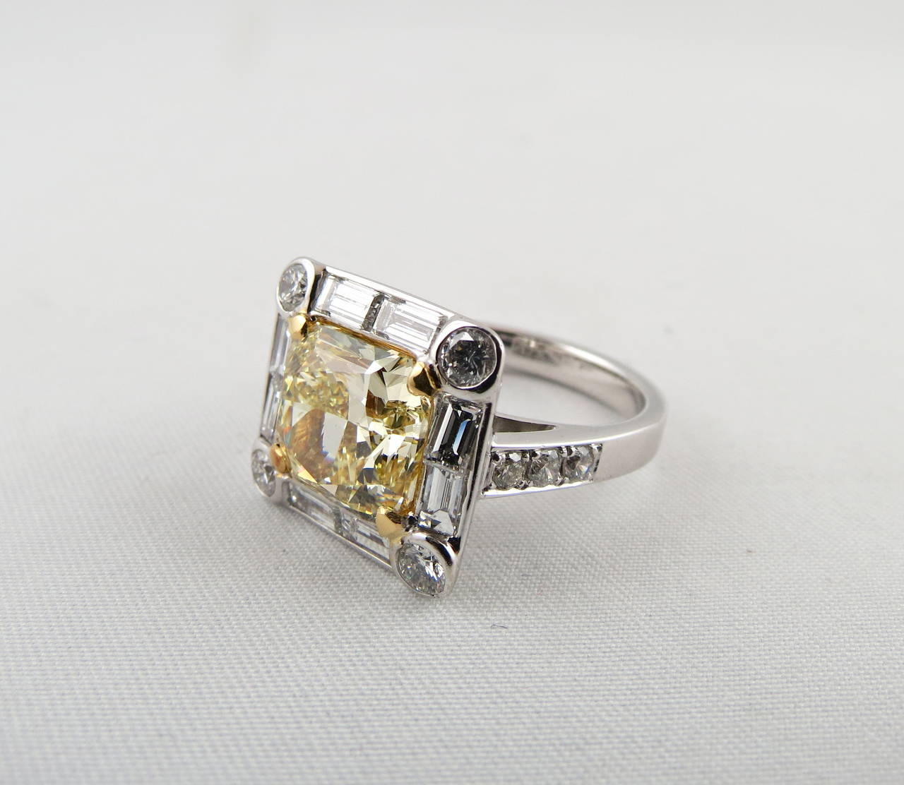 4.01 Carat GIA Cert Natural Fancy Intense Yellow Radiant Cut Diamond Ring In New Condition In Torino, IT