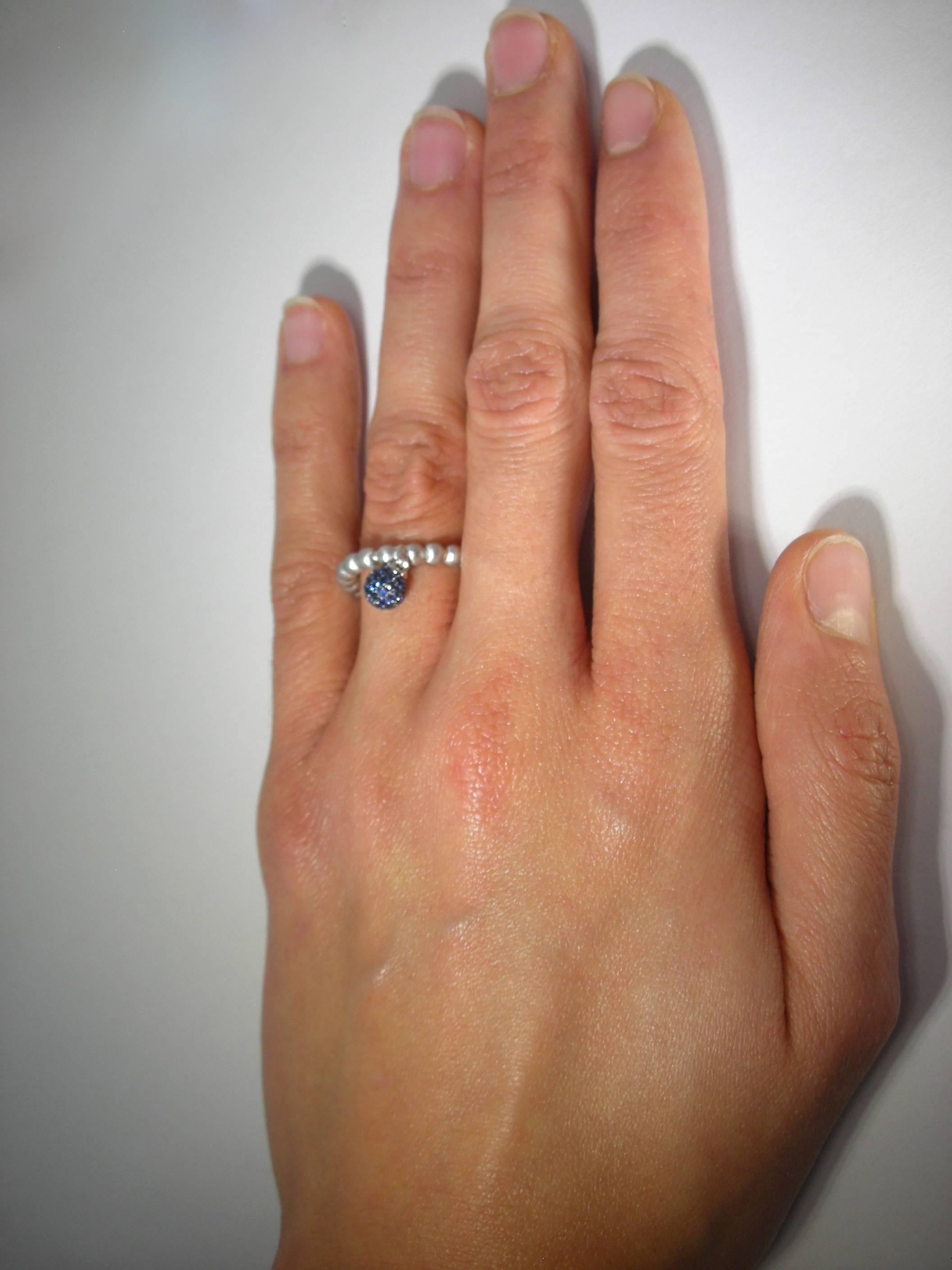 Jona 18 Karat White Gold Blue Sapphire Flexible Ring