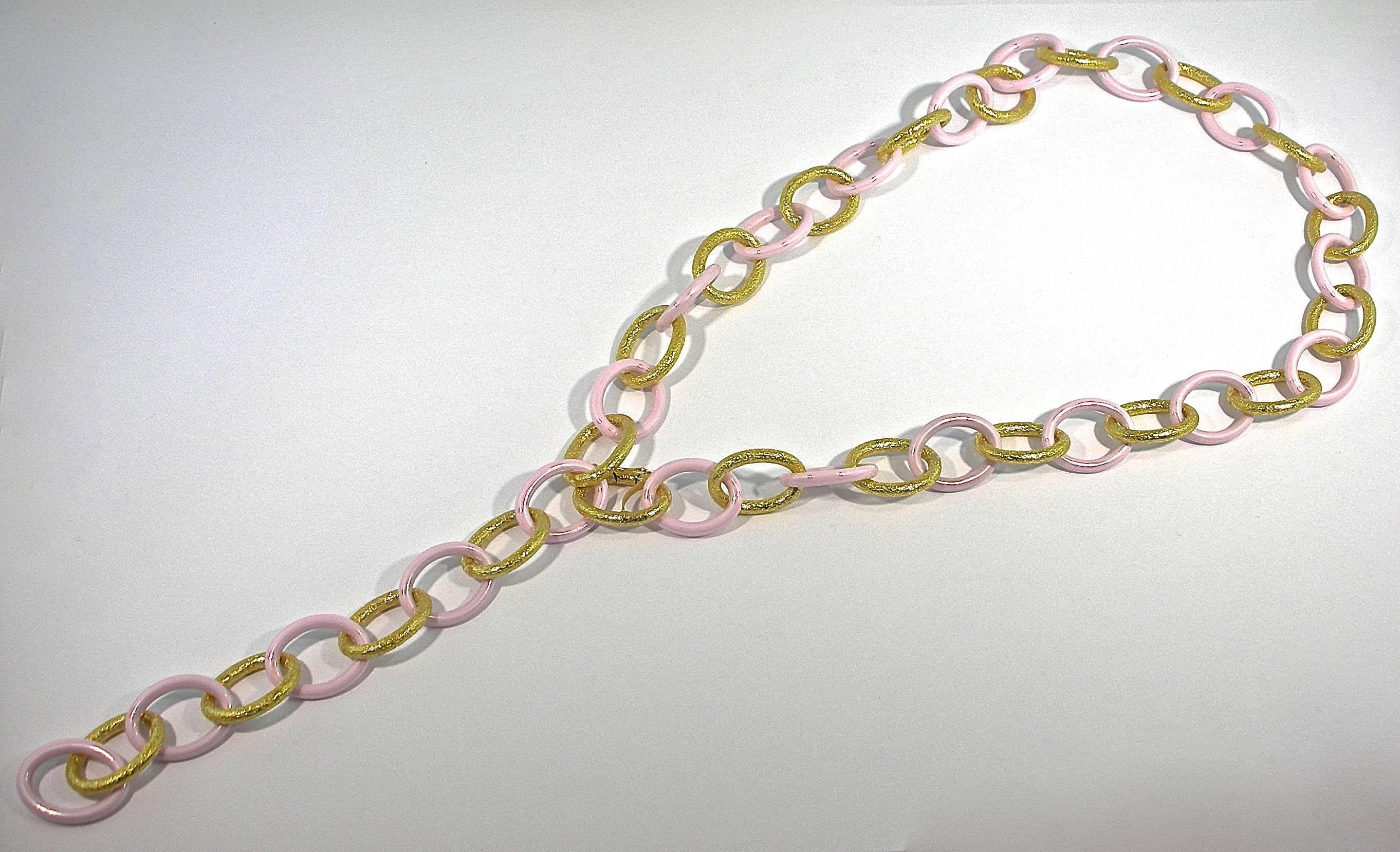 Jona design collection, hand crafted in Italy, 18k yellow gold and pink high-tech ceramic, 59 cm long, link necklace..
With a hardness approaching that of diamond, high-tech ceramic is a highly
scratch-resistant material. Light and biocompatible,
