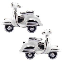 Gemelli a forma di scooter in argento con smalto bianco di Alex Jona